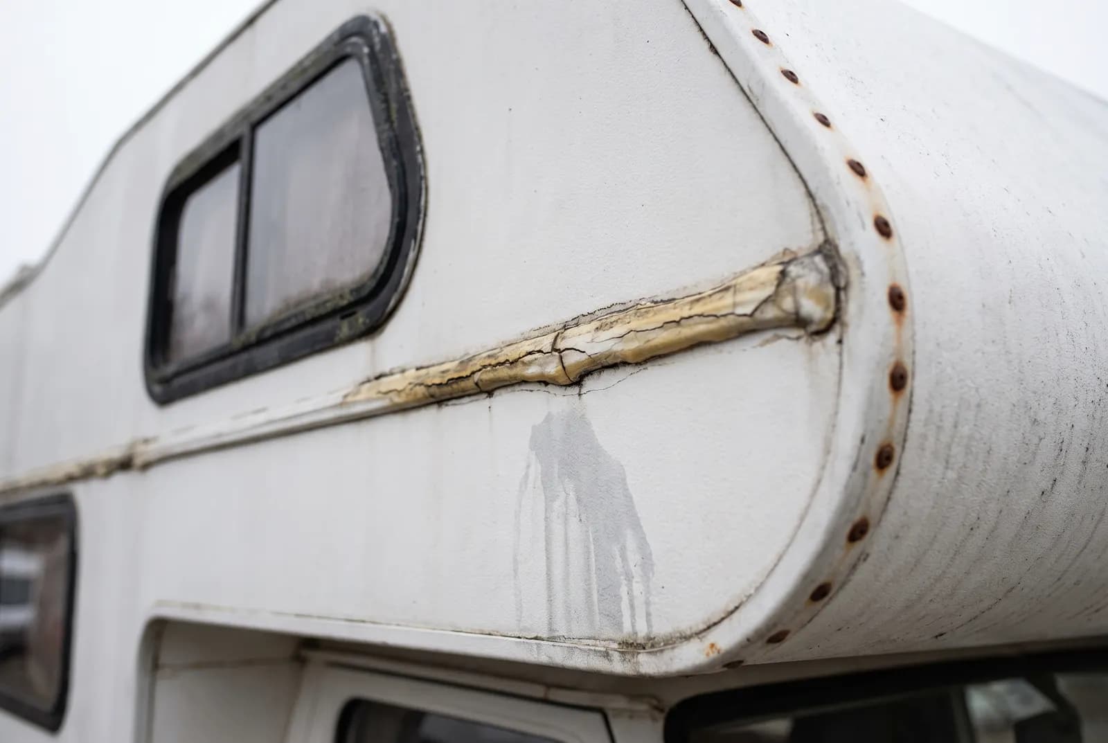 Detail van een Alkoofcamper